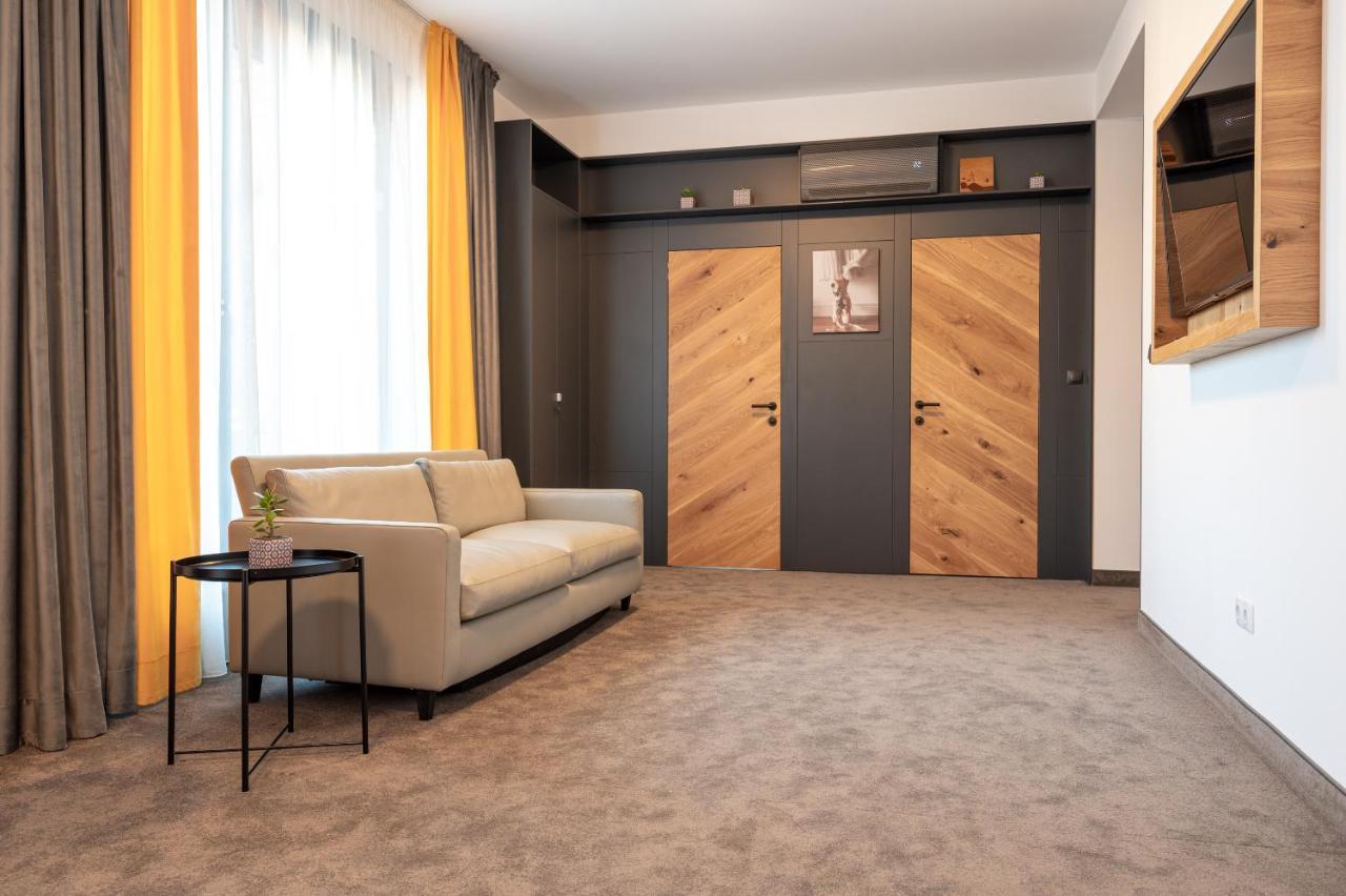 Aparthotel Calvin Oradea Exterior foto